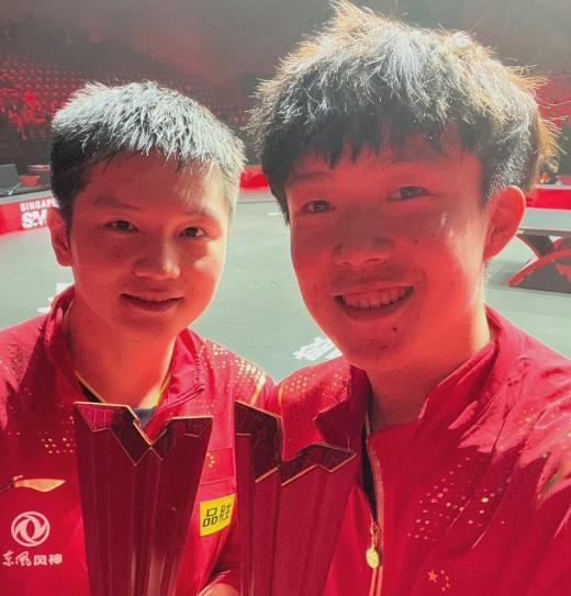 大哥范儿！樊振东后退让王楚钦讲话，递手机+领导式眼神太喜感