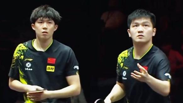 大哥范儿！樊振东后退让王楚钦讲话，递手机+领导式眼神太喜感