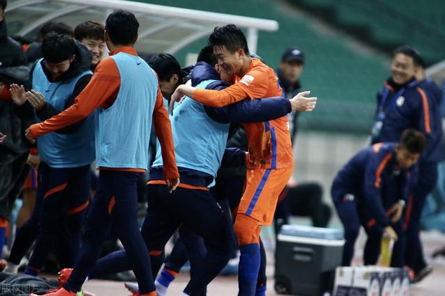 人情味十足！泰山队悄然续约4老将 足球至暗时刻展现责任与担当