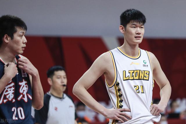 CBA-杨鸣疑获最佳，郭艾伦励志，杜峰留有后手，李春江专挑广厦