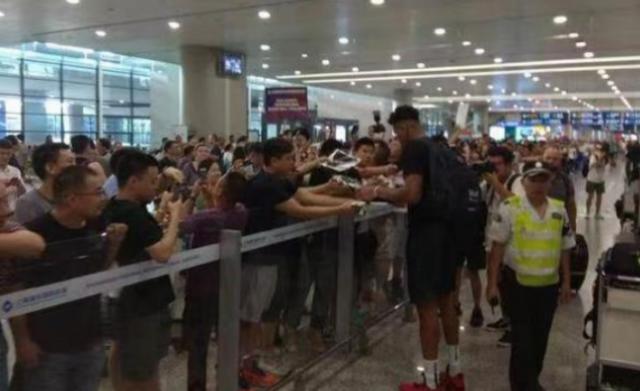 看了字母哥的跟腱 姚明的大腿，你就懂 普通人为何打不了NBA