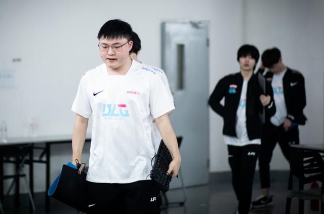 “UZI官宣休息仅17小时，BLG掉了2万活粉”，WE草莓和MLXG发声