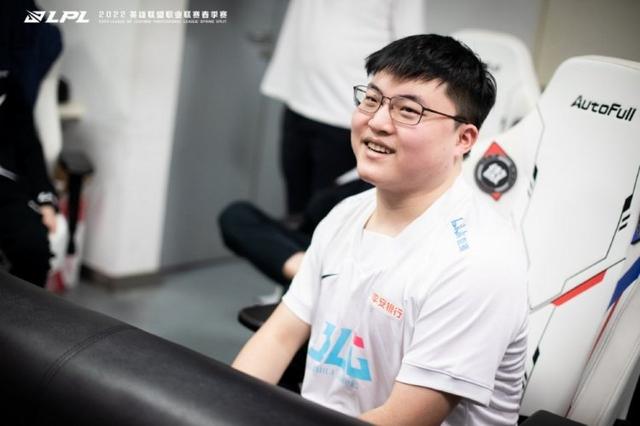 “UZI官宣休息仅17小时，BLG掉了2万活粉”，WE草莓和MLXG发声