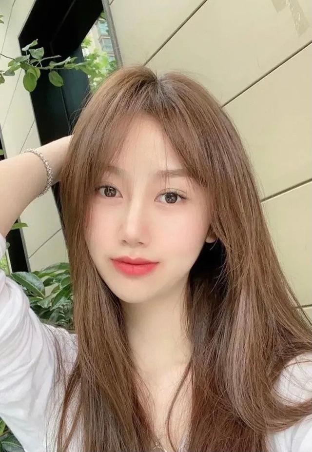 陈露近况：带7岁女儿美国生活，结婚10年身材傲人，最美CBA太太