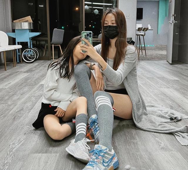 陈露近况：带7岁女儿美国生活，结婚10年身材傲人，最美CBA太太