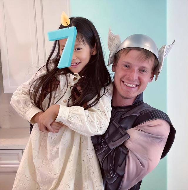 陈露近况：带7岁女儿美国生活，结婚10年身材傲人，最美CBA太太