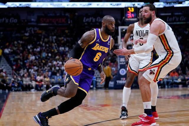 关键时刻詹姆斯没球权！是沃格尔的战术安排，还是蒙克上头了？