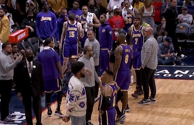 关键时刻詹姆斯没球权！是沃格尔的战术安排，还是蒙克上头了？