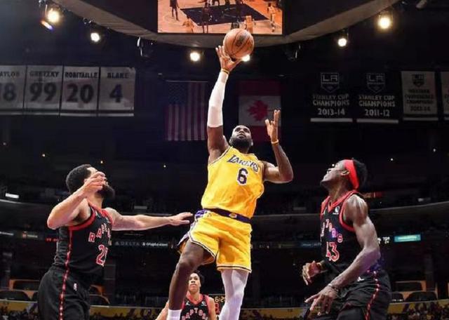 关键时刻詹姆斯没球权！是沃格尔的战术安排，还是蒙克上头了？