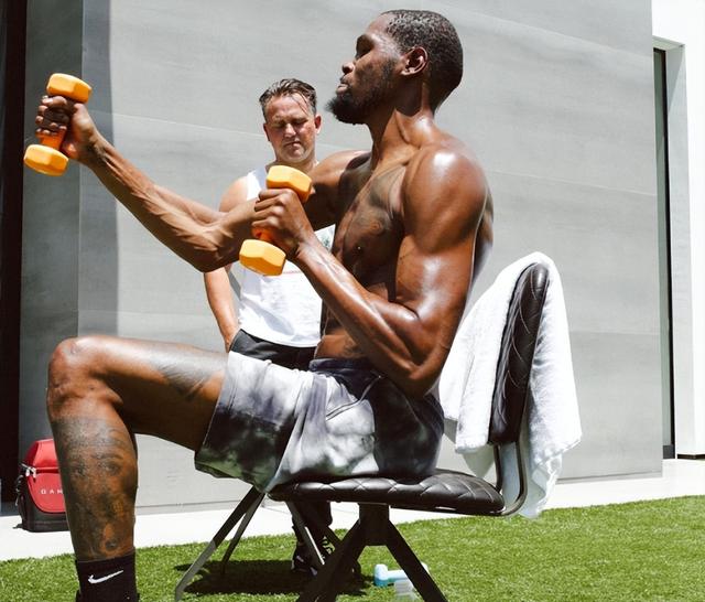 口说无凭！用照片感受下 杜兰特的身体天赋究竟有多夸张