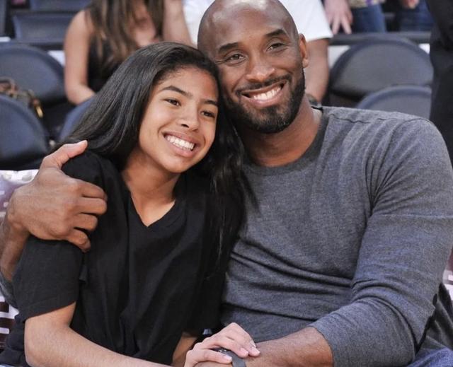 科比女儿新动态，海边游玩很开心，获得上亿元遗产