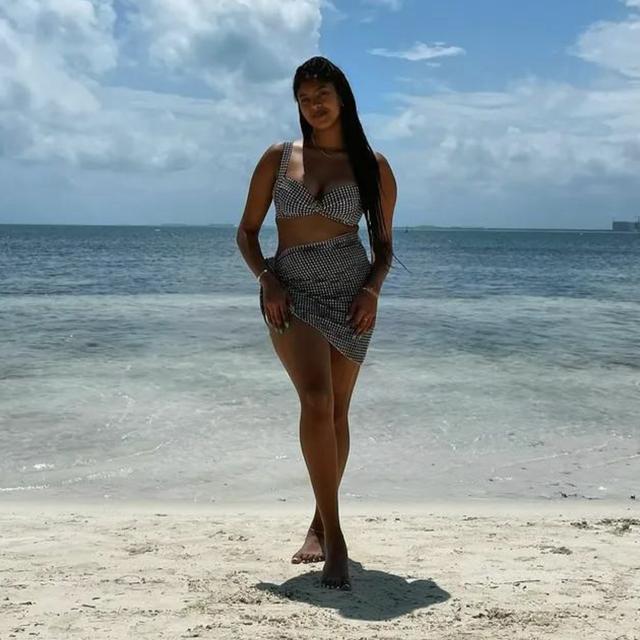 科比女儿新动态，海边游玩很开心，获得上亿元遗产