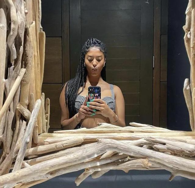 科比女儿新动态，海边游玩很开心，获得上亿元遗产