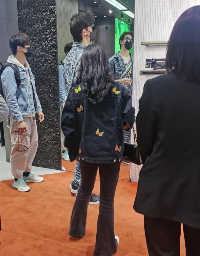 王诗玥柳鑫宇近况：去环球影城玩，托举逗威震天，搭档17年似情侣