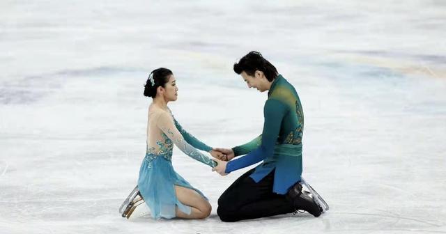 王诗玥柳鑫宇近况：去环球影城玩，托举逗威震天，搭档17年似情侣