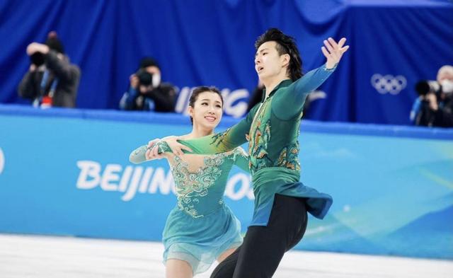 王诗玥柳鑫宇近况：去环球影城玩，托举逗威震天，搭档17年似情侣