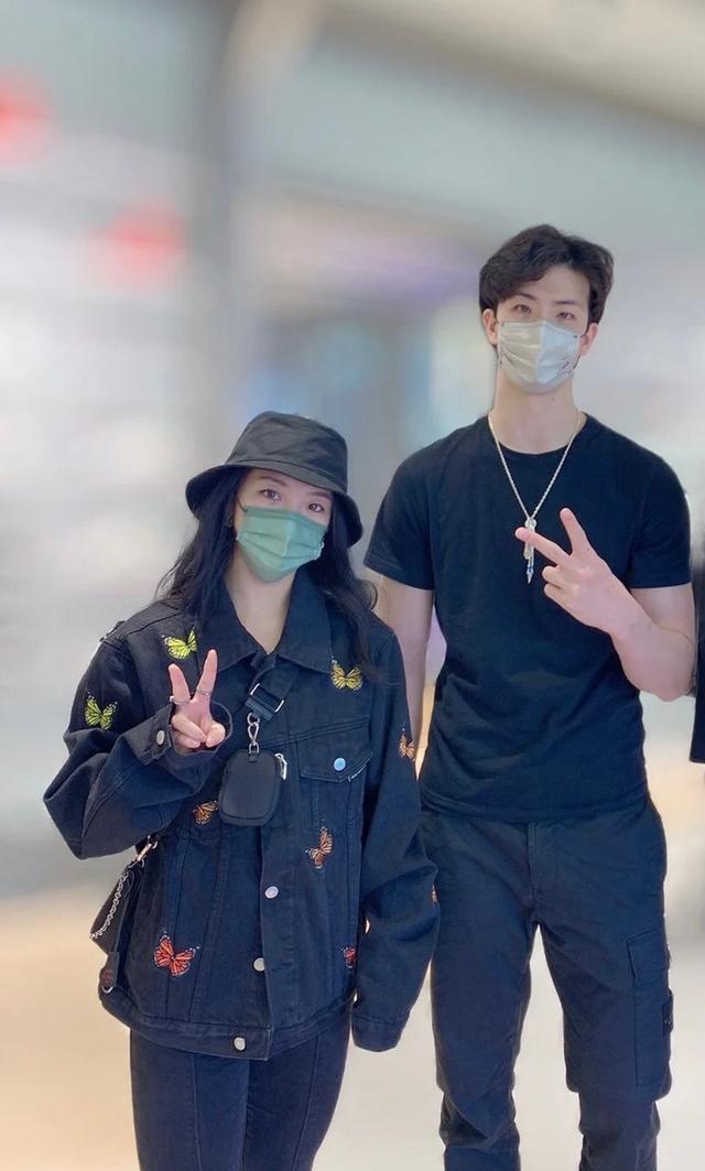 王诗玥柳鑫宇近况：去环球影城玩，托举逗威震天，搭档17年似情侣