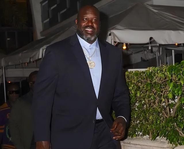 奥尼尔近况：50岁体重400多斤，身家超过60亿，女友1米58