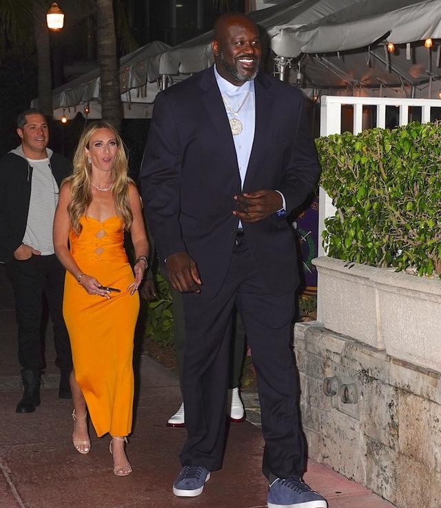 奥尼尔近况：50岁体重400多斤，身家超过60亿，女友1米58