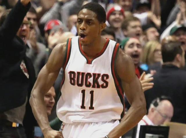 还记得被欧文晃倒的背景帝奈特吗？他签约独行侠了，表现如何？