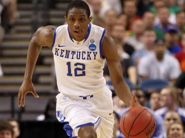 还记得被欧文晃倒的背景帝奈特吗？他签约独行侠了，表现如何？