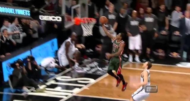 还记得被欧文晃倒的背景帝奈特吗？他签约独行侠了，表现如何？