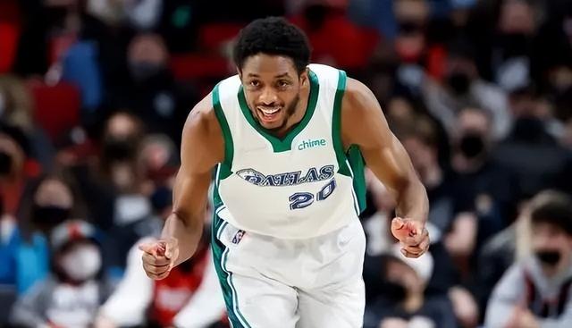 还记得被欧文晃倒的背景帝奈特吗？他签约独行侠了，表现如何？