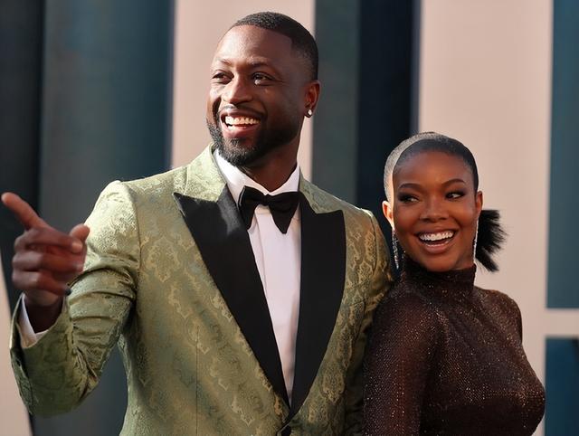 韦德近况：40岁身家上亿美元，49岁妻子身材火辣，二儿子变女儿