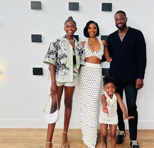 韦德近况：40岁身家上亿美元，49岁妻子身材火辣，二儿子变女儿