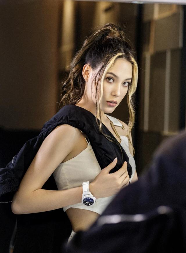 谷爱凌3岁滑雪，18岁奥运冠军！戴价值8万5手表，身材火辣