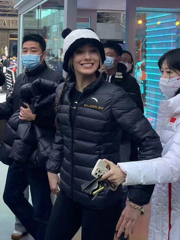 谷爱凌3岁滑雪，18岁奥运冠军！戴价值8万5手表，身材火辣