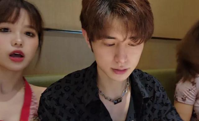 童锦程开创新玩法，和30位美女直播旅游，酒吧撩妹惨遭欲擒故纵