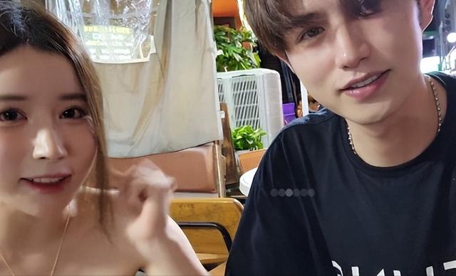 童锦程开创新玩法，和30位美女直播旅游，酒吧撩妹惨遭欲擒故纵