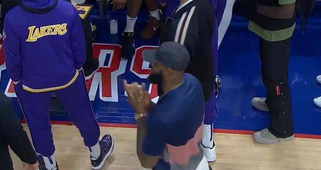 沃格尔布置战术，詹姆斯的行为引发争议，被批评没有集体荣誉感