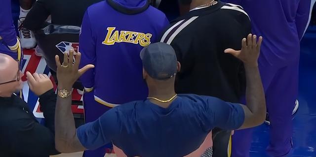 沃格尔布置战术，詹姆斯的行为引发争议，被批评没有集体荣誉感