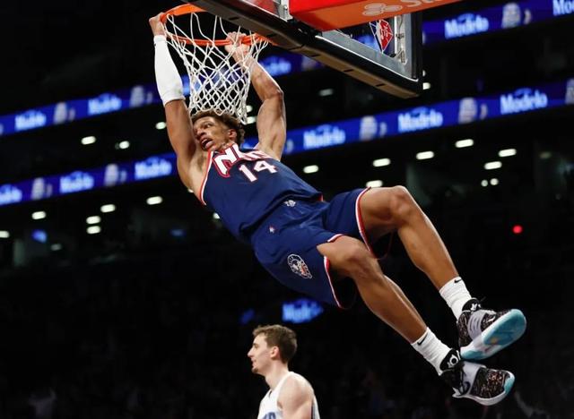 篮网离队第一人！他挥拳痛殴伊巴卡！94秒KO对手