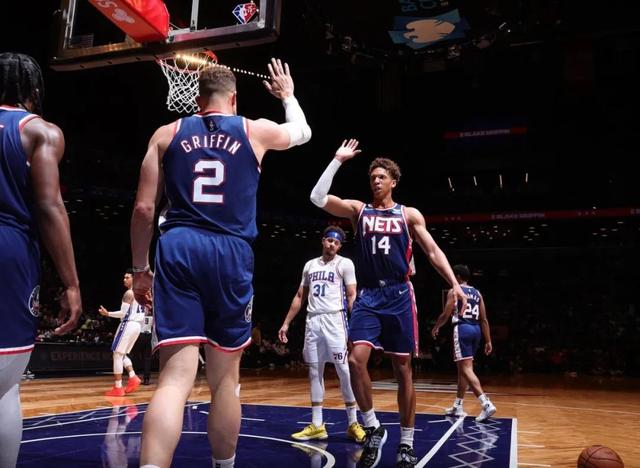 篮网离队第一人！他挥拳痛殴伊巴卡！94秒KO对手