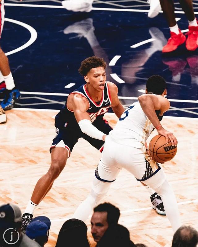 篮网离队第一人！他挥拳痛殴伊巴卡！94秒KO对手