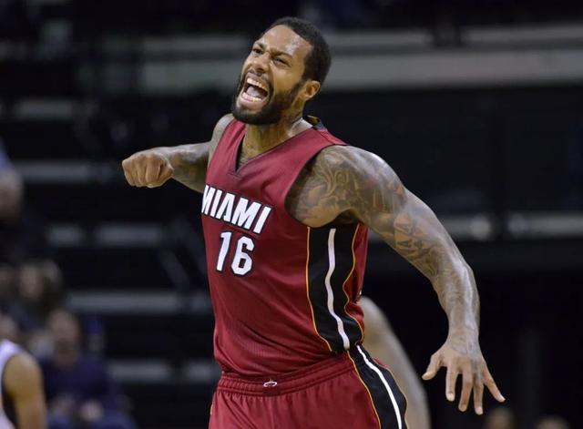 篮网离队第一人！他挥拳痛殴伊巴卡！94秒KO对手