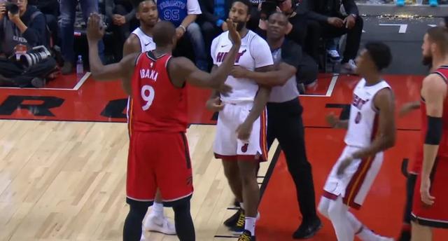 篮网离队第一人！他挥拳痛殴伊巴卡！94秒KO对手