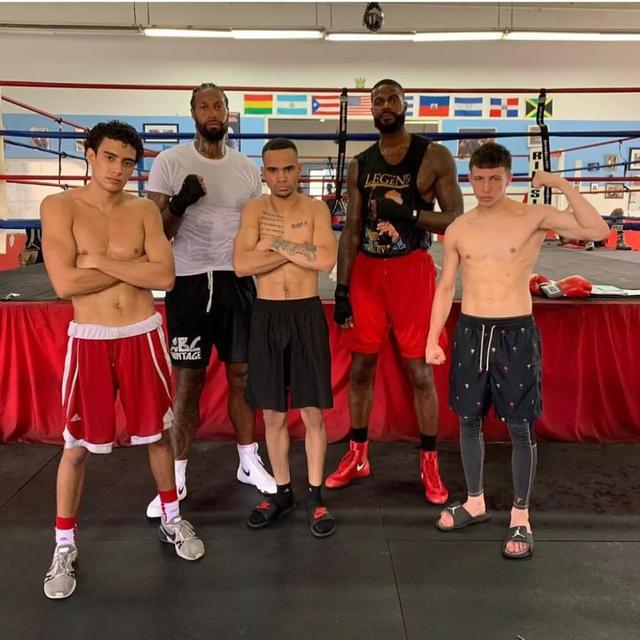 篮网离队第一人！他挥拳痛殴伊巴卡！94秒KO对手