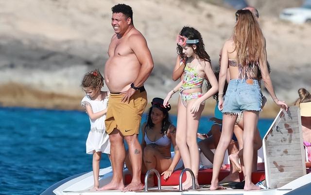 大罗近况：46岁体型发福，女友29岁身材火辣，身家10亿养5个小孩