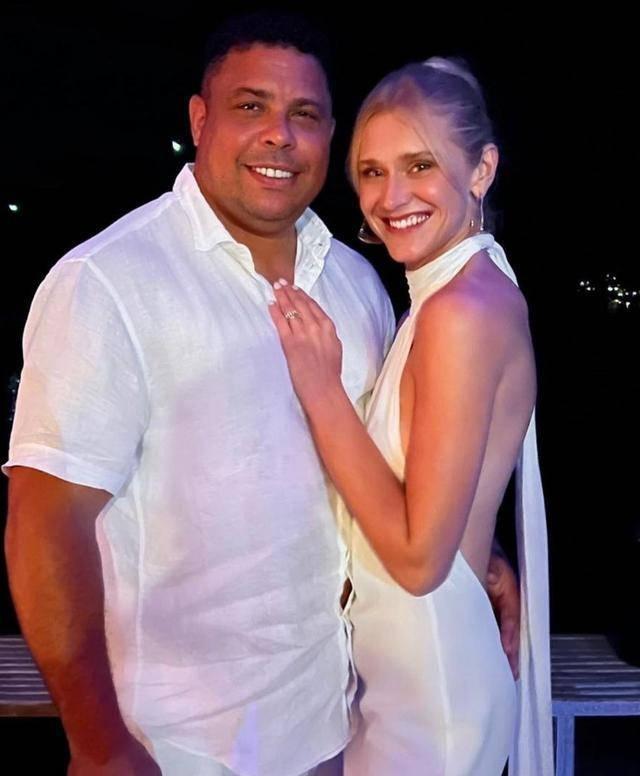 大罗近况：46岁体型发福，女友29岁身材火辣，身家10亿养5个小孩