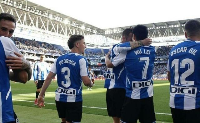 武磊替补登场贡献绝杀，现场几万球迷为他欢呼，这次球迷还黑他吗