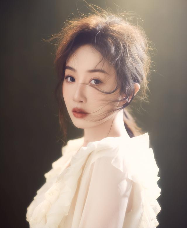 美女主播裴优晒出长腿照，朦胧风格妩媚十足，气质完全不输金佳悦