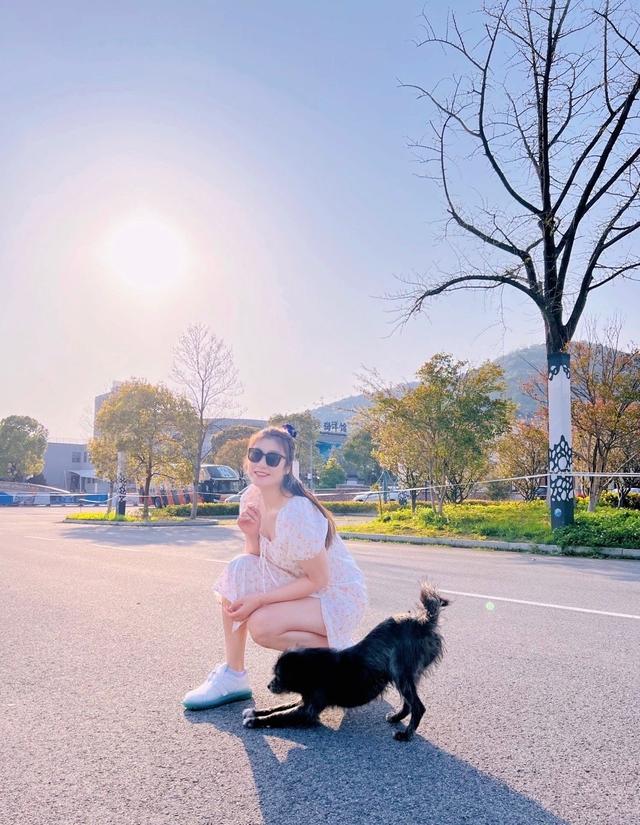 李梦去踏青，27岁女篮版詹姆斯！1米82配大长腿，爱美爱晒照单身