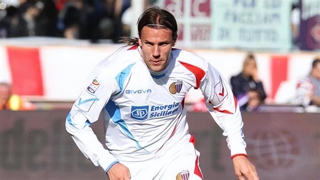 梅阿查边路阿根廷血统后继有人，19岁蓝黑小妖已与梅西当过队友