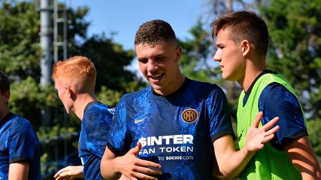 梅阿查边路阿根廷血统后继有人，19岁蓝黑小妖已与梅西当过队友