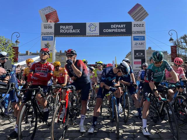 巴黎-鲁贝 | 功成名就！范巴勒长距离单飞夺冠