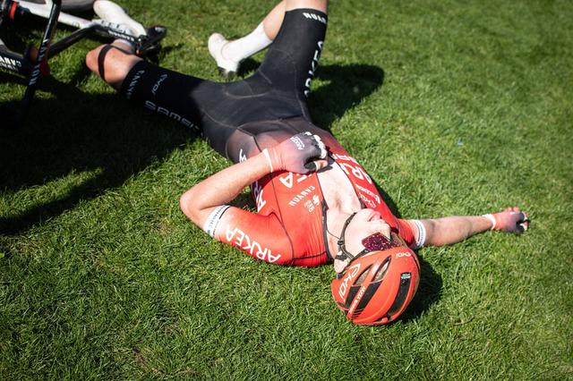 巴黎-鲁贝 | 功成名就！范巴勒长距离单飞夺冠